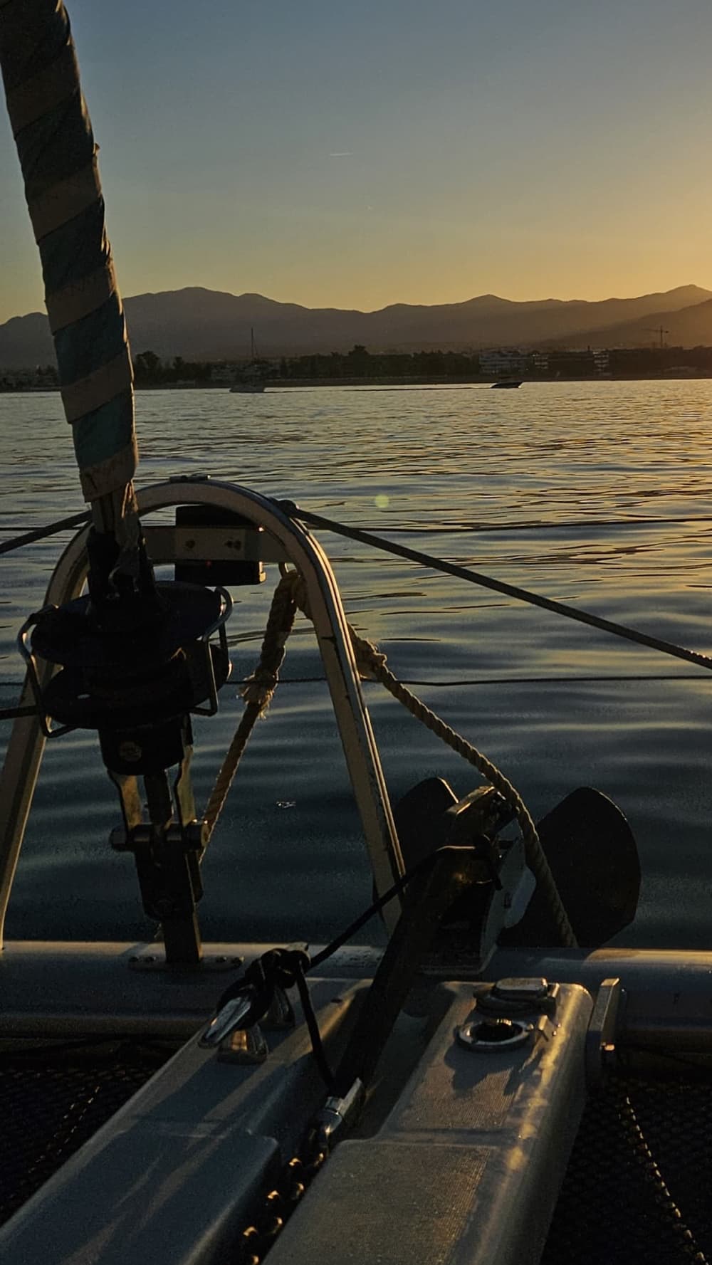 Solnedgångens gyllene timme på katamaran med utsikt över Marbella