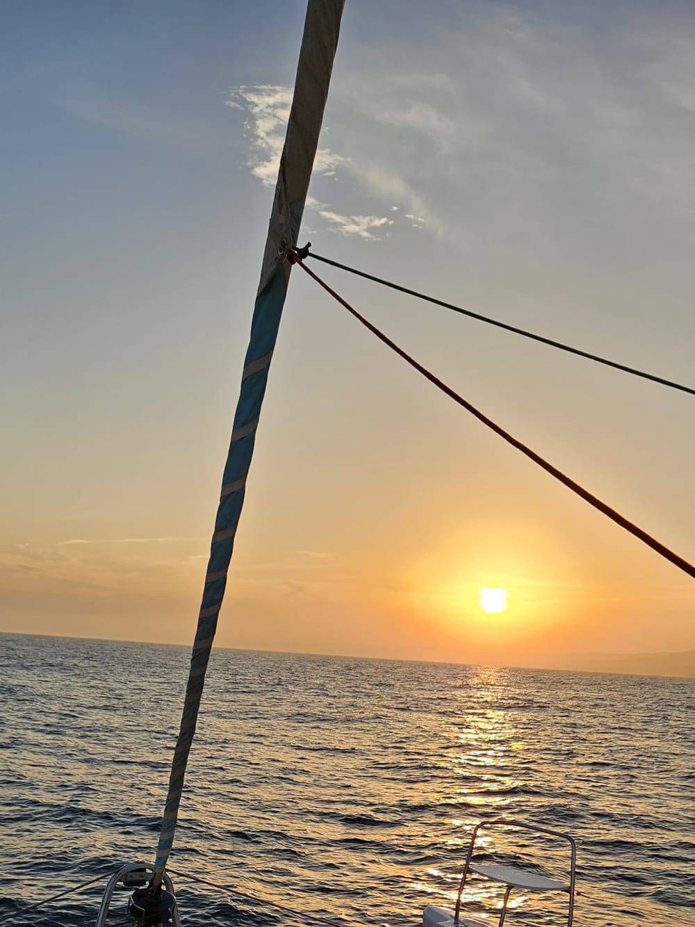 Solnedgångens gyllene timme på katamaran med utsikt över Marbella