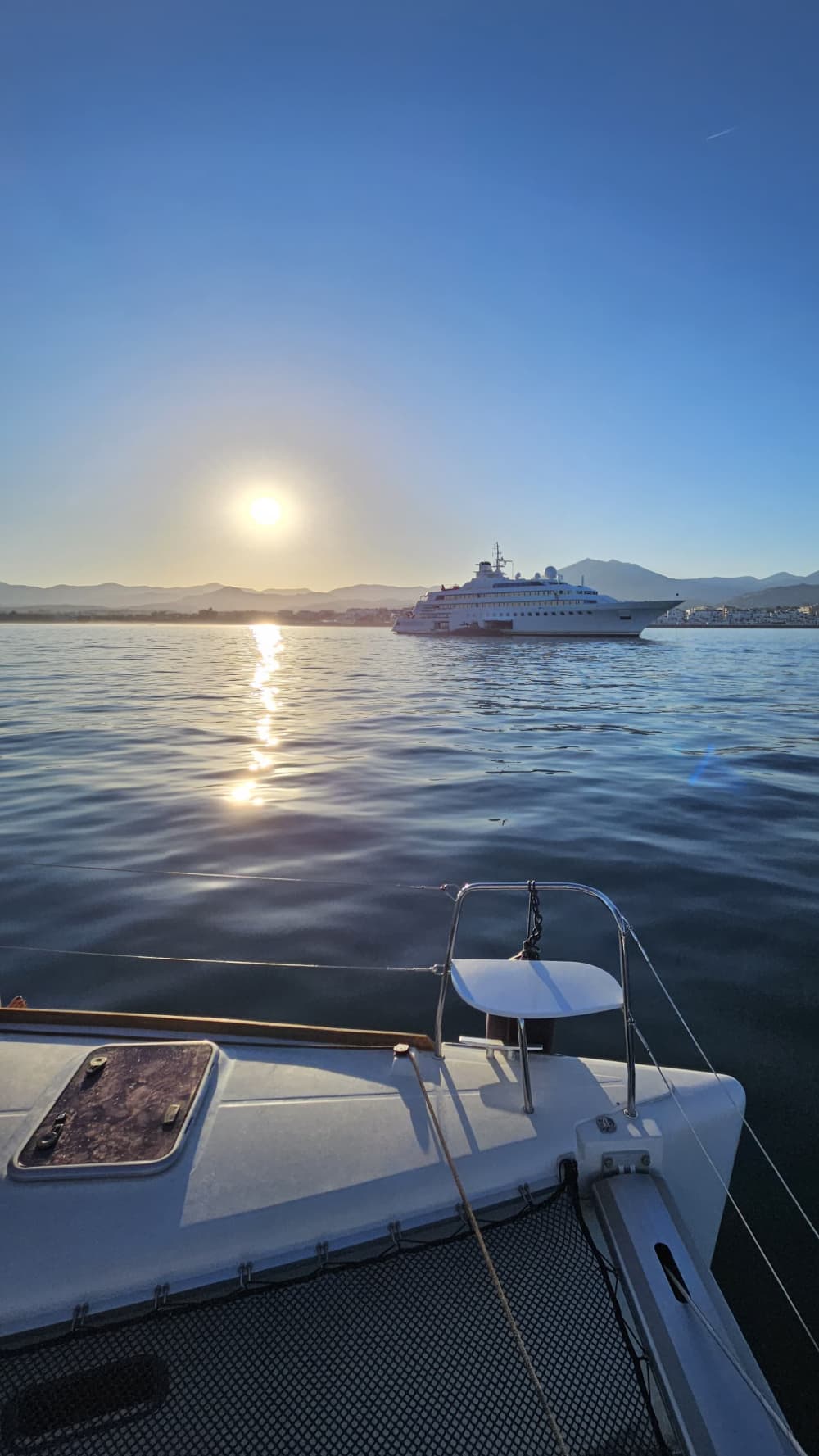 Solnedgångens gyllene timme på katamaran med utsikt över Marbella