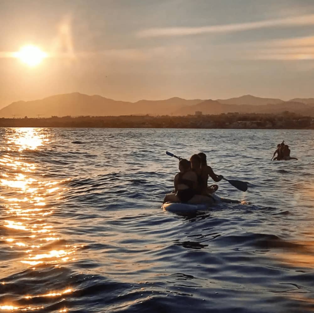 Solnedgångens gyllene timme på katamaran med utsikt över Marbella