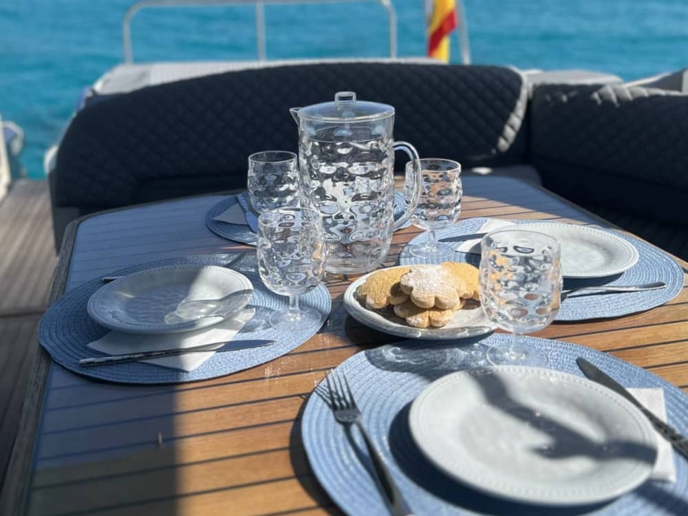 Luxusyacht in Menorca – Kristallklares Meer und versteckte Buchten