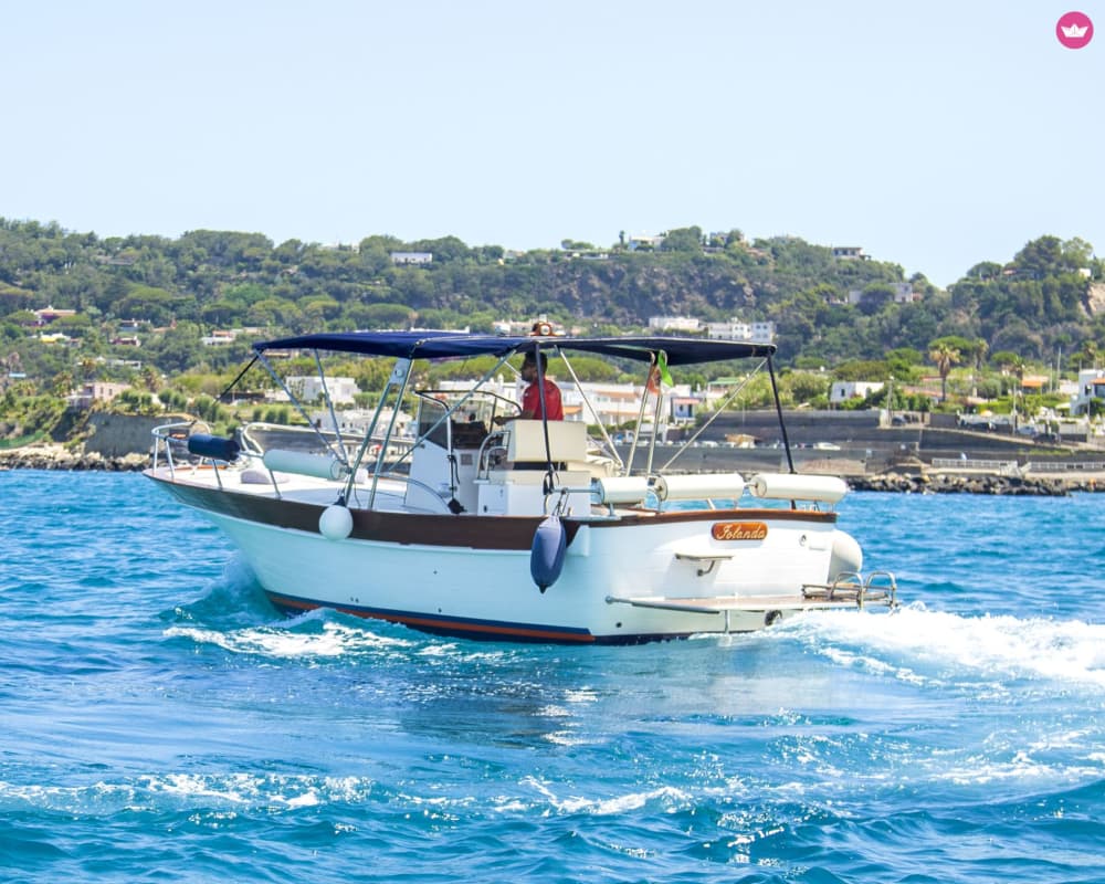 Explorez Ischia et Procida depuis Ischia Porto : une journée de mer, de soleil et de vues à couper le souffle.