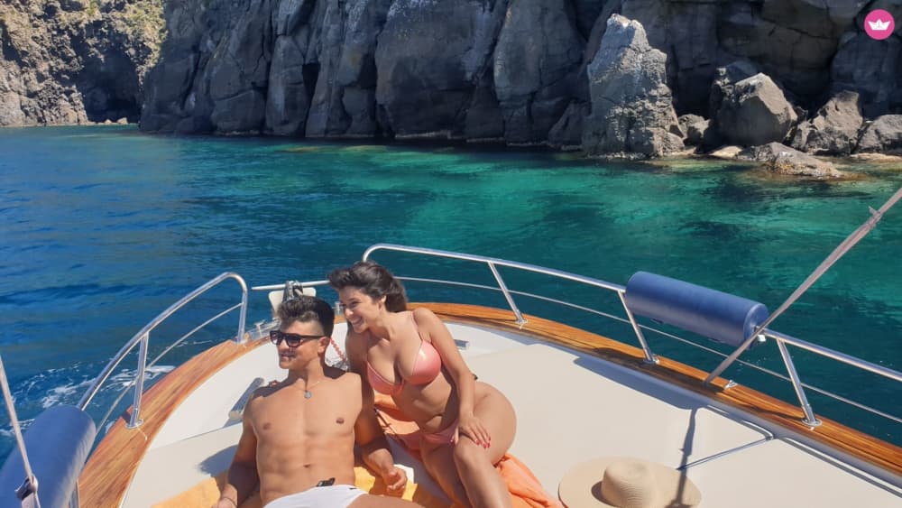 Explorez Ischia et Procida depuis Ischia Porto : une journée de mer, de soleil et de vues à couper le souffle.