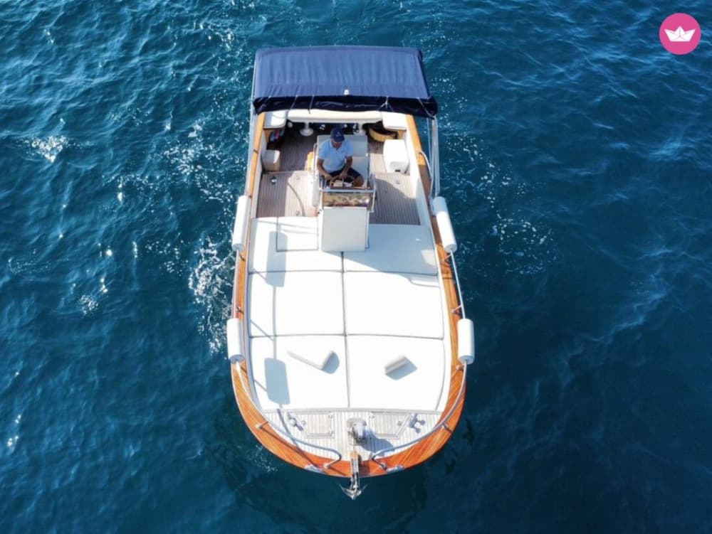 Explorez Ischia et Procida depuis Ischia Porto : une journée de mer, de soleil et de vues à couper le souffle.
