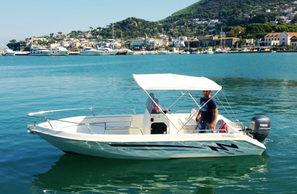 Geniet van 9,5 uur op een motorboot bij Ischia.