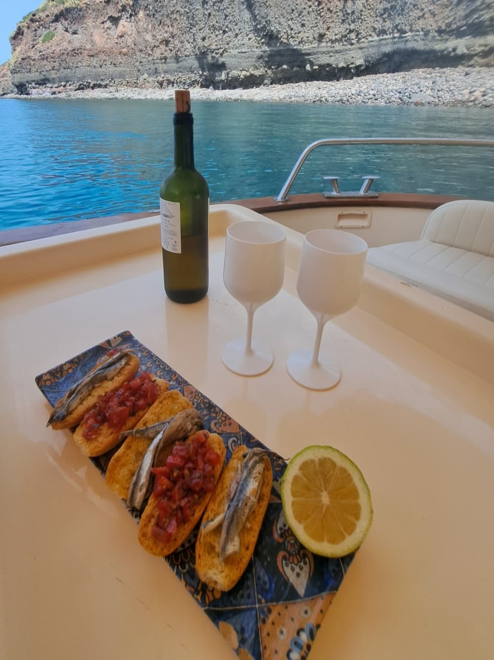 Jouw dag op de Eolische Eilanden: Huur een motorboot voor een dag vol ontdekkingen.