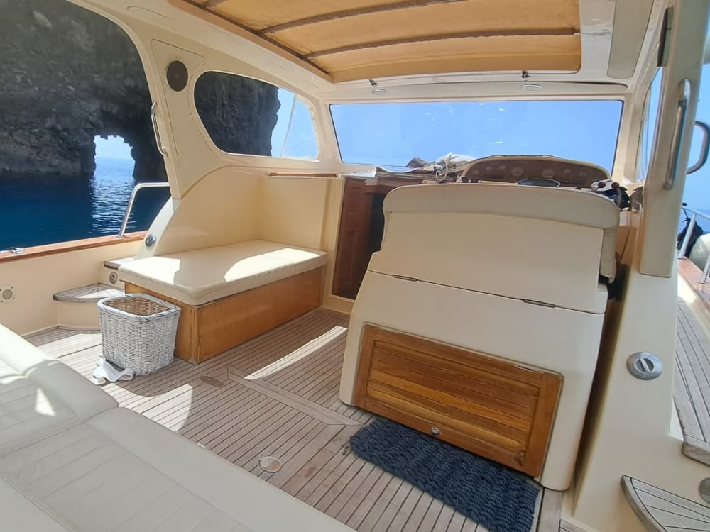 Jouw dag op de Eolische Eilanden: Huur een motorboot voor een dag vol ontdekkingen.