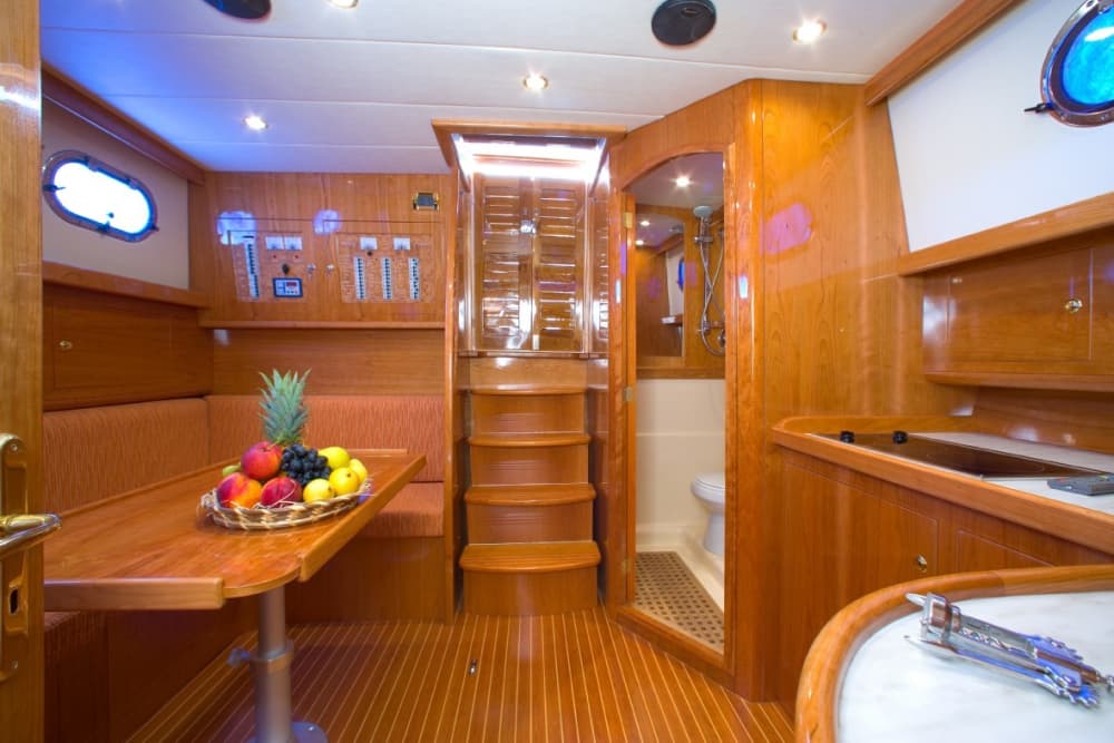 Jouw dag op de Eolische Eilanden: Huur een motorboot voor een dag vol ontdekkingen.