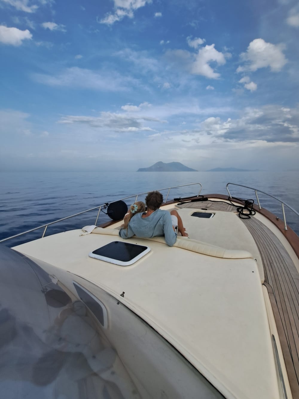 Jouw dag op de Eolische Eilanden: Huur een motorboot voor een dag vol ontdekkingen.