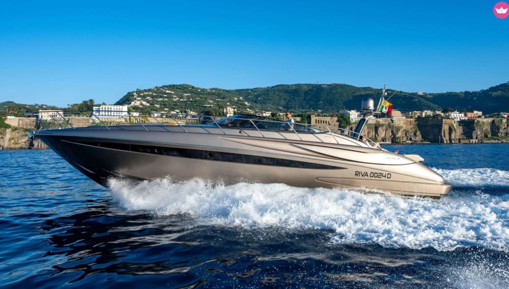 Tour in barca di lusso: Capri e Positano a bordo del Riva Rivale 52