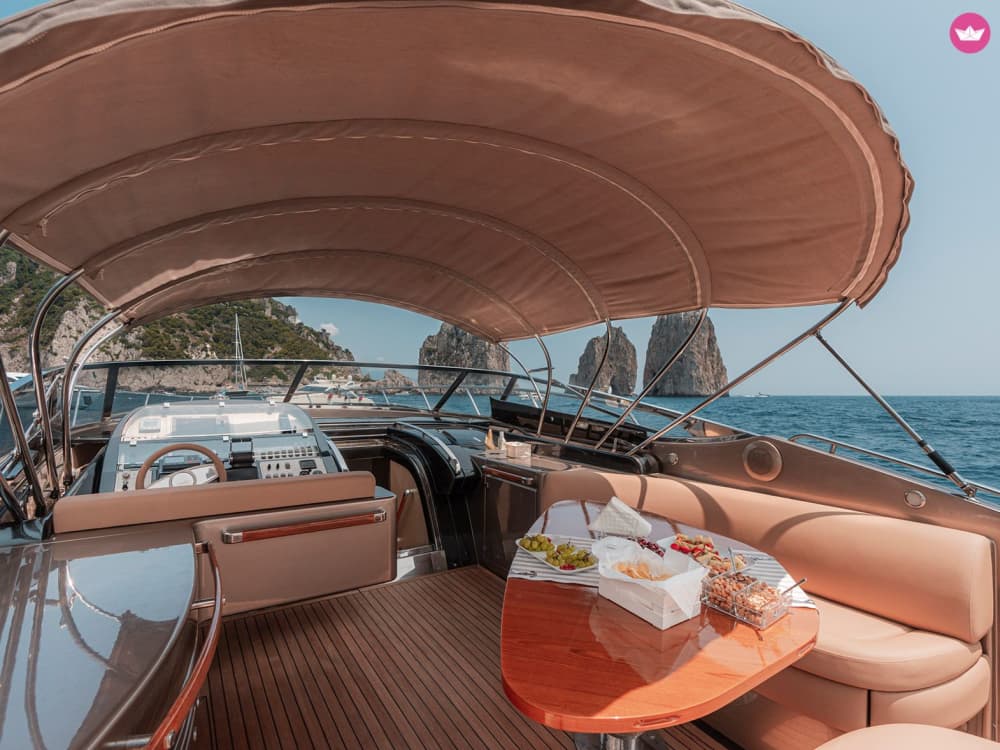 Tour in barca di lusso: Capri e Positano a bordo del Riva Rivale 52