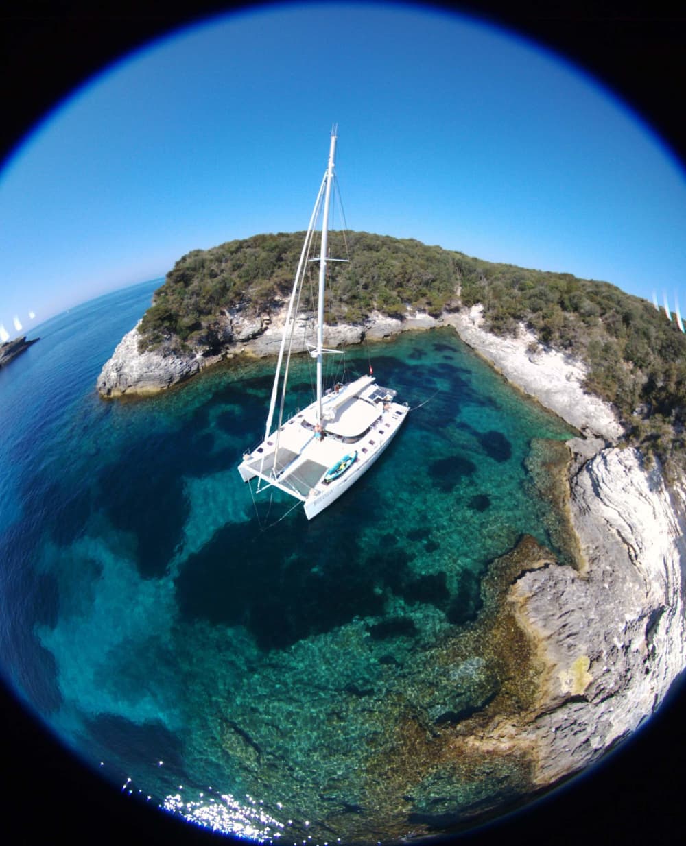 Pasa 9 horas navegando alrededor de Porto-Vecchio en catamarán.