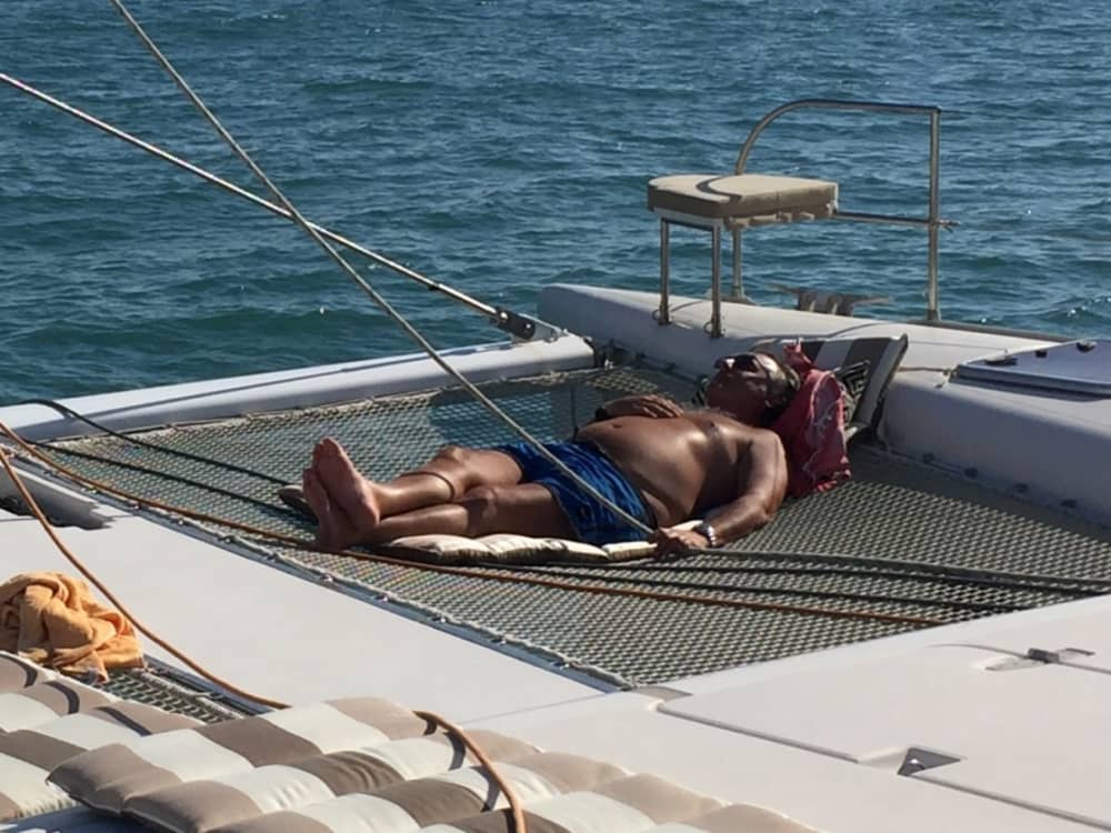 Porto-Vecchio çevresinde katamaranla 9 saatlik bir deniz yolculuğu yapın.