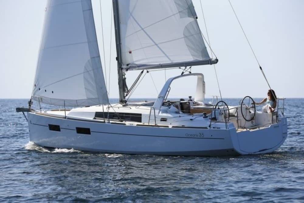 Scopri Favignana con un'escursione in barca a vela di un'intera giornata.