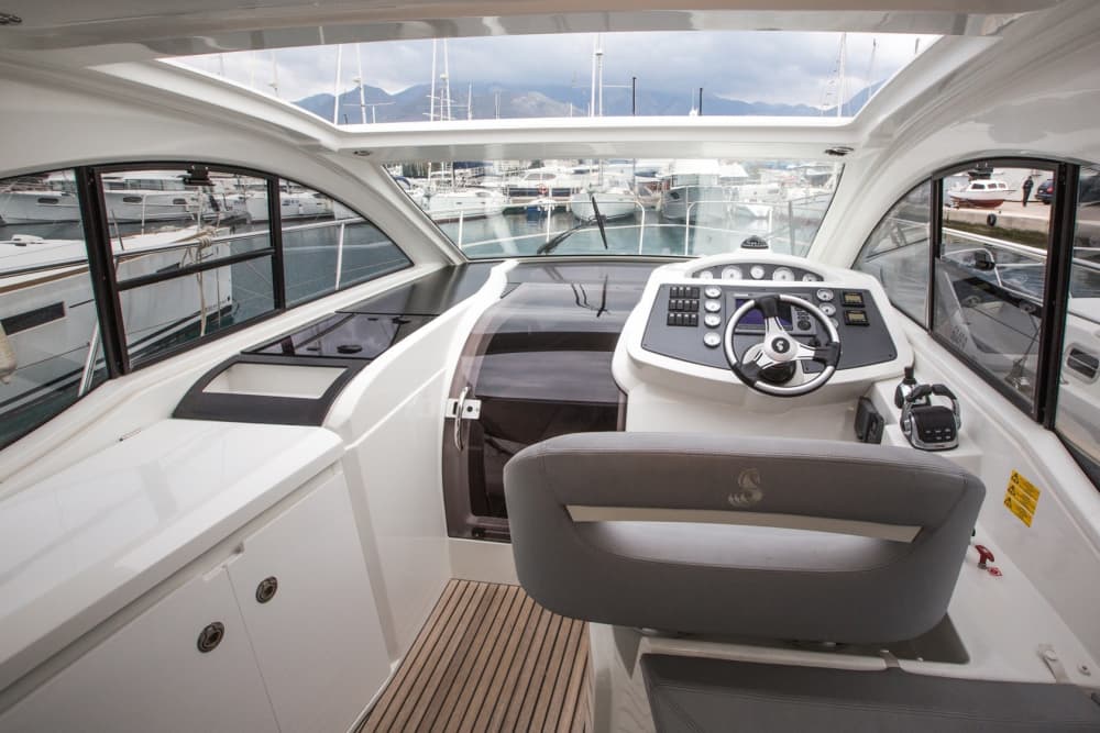 Relájese en una lancha motora en Coti-Chiavari durante 3 horas y 45 minutos.