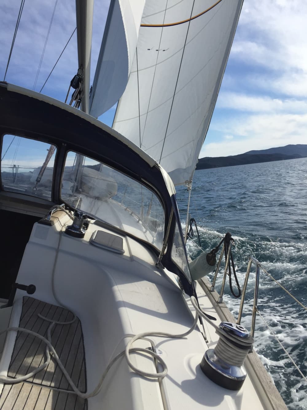 Sätt kursen mot glädje: En heldag med autentisk segling i Loano på en segelbåt