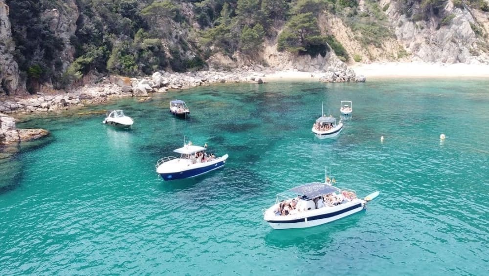 Esperienza di mezza giornata in barca privata: naviga sulla Costa Brava con stile