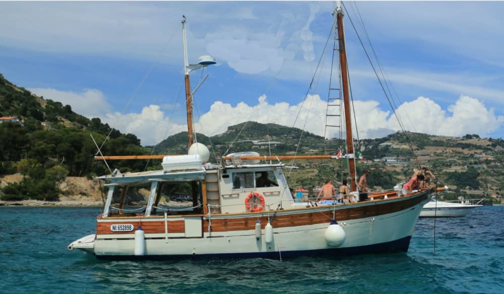 Mer, amour et soleil : une journée riche en émotions à bord d'un bateau à moteur