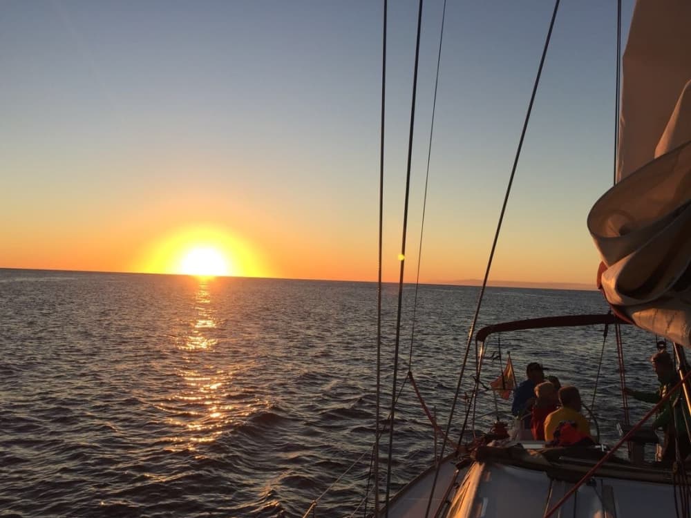 Descubre Morro Jable en una excursión de un día completo en velero.