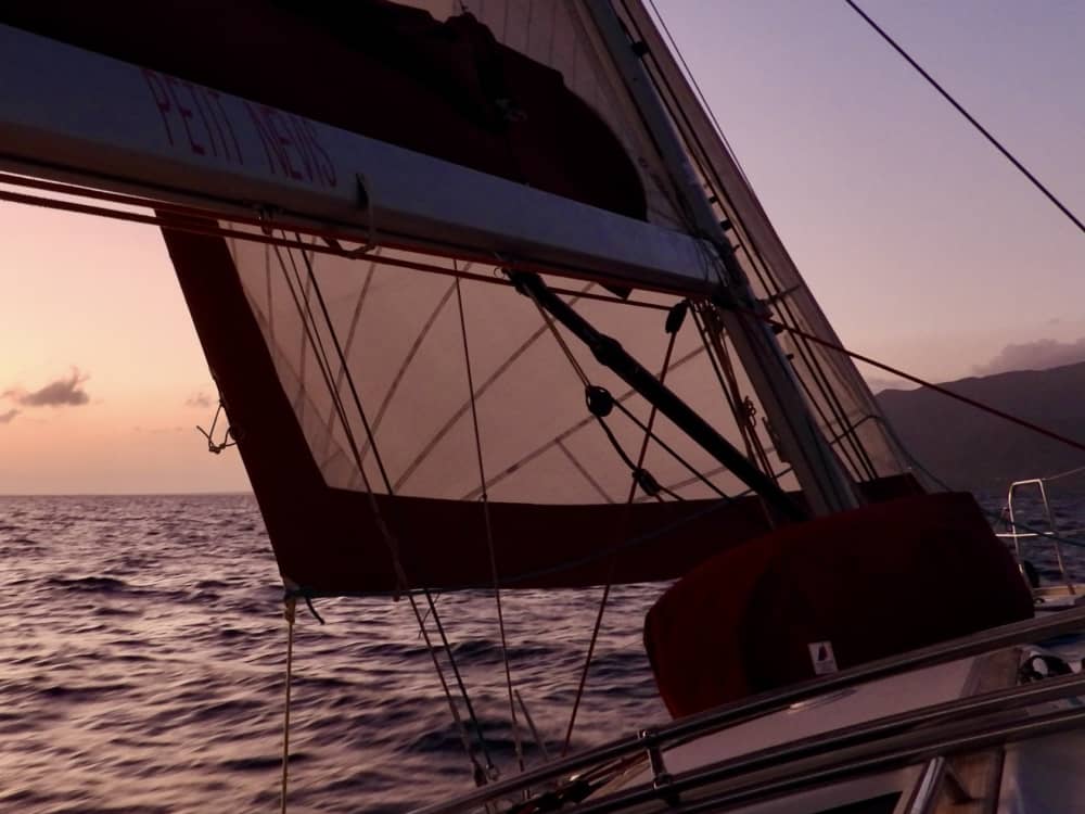 Descubre Morro Jable en una excursión de un día completo en velero.