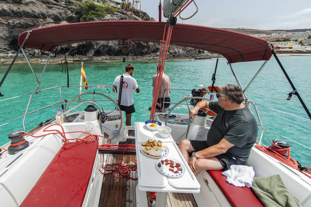 Descubre Morro Jable en una excursión de un día completo en velero.