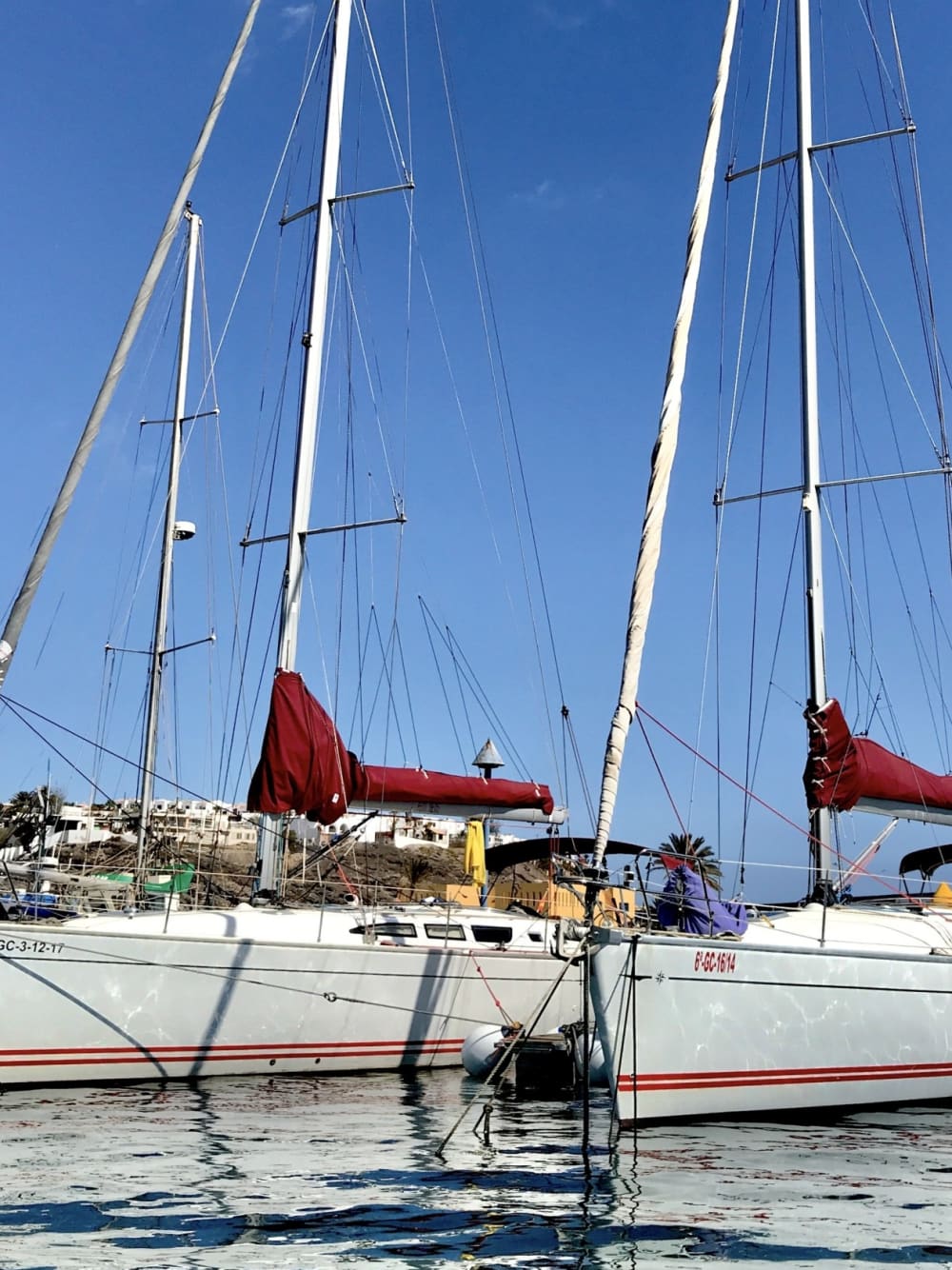 Descubre Morro Jable en una excursión de un día completo en velero.