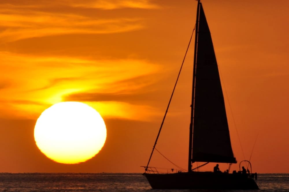 Descubre Morro Jable en una excursión de un día completo en velero.