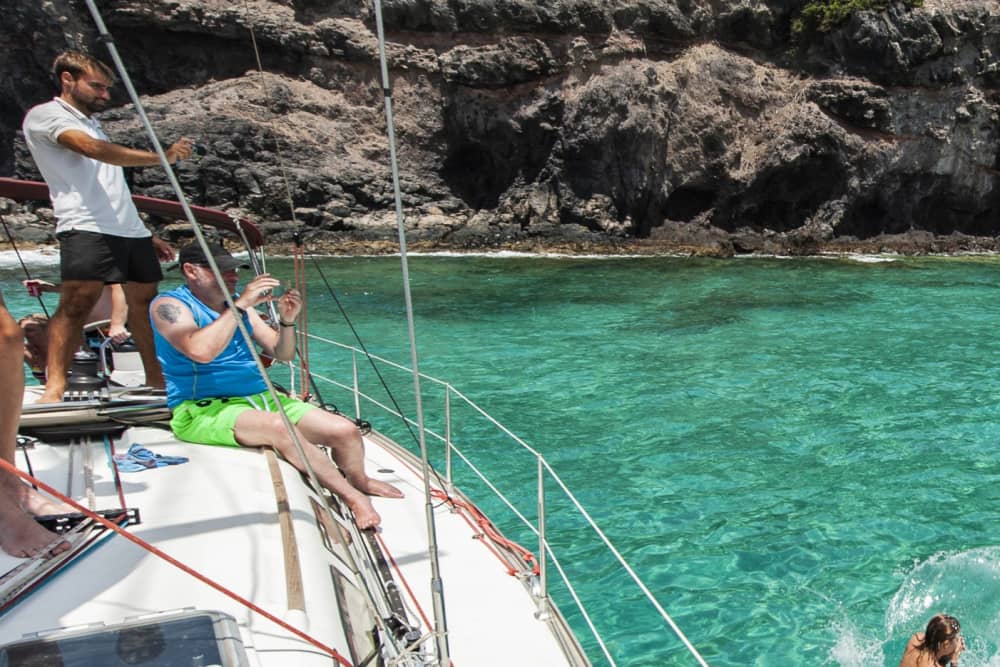 Descubre Morro Jable en una excursión de un día completo en velero.