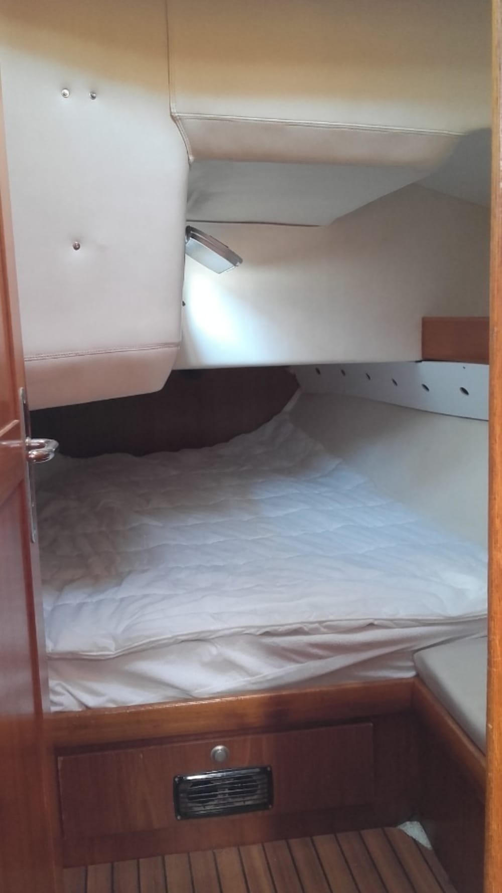 Hyères'te yelkenli tekneyle tam gün süren bir yelken deneyimi.
