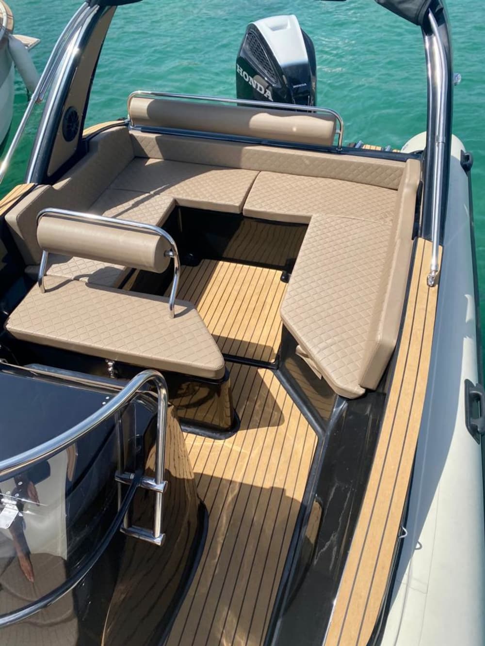 Découvrez Bol lors d'une excursion d'une journée en bateau à moteur.