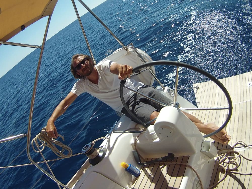 Una giornata alla scoperta di Alghero: puro relax sulle acque cristalline del blu italiano.