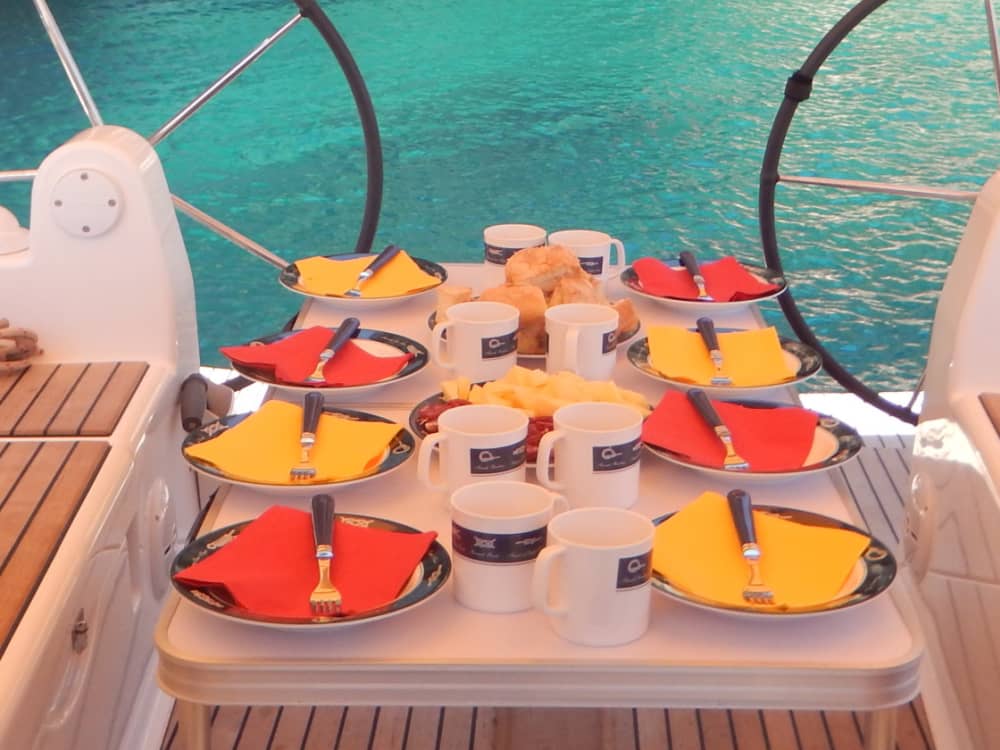 Una giornata alla scoperta di Alghero: puro relax sulle acque cristalline del blu italiano.