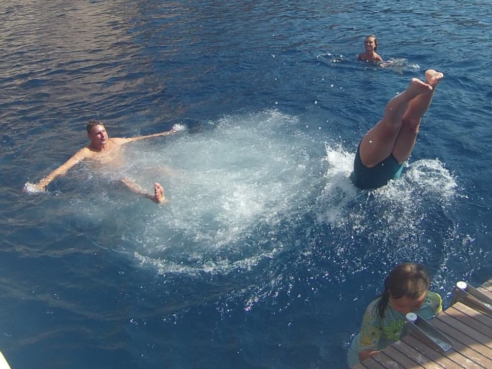 Una giornata alla scoperta di Alghero: puro relax sulle acque cristalline del blu italiano.