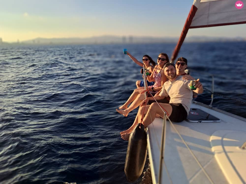 Del atardecer al estrellado: una experiencia de navegación de 4 horas en Barcelona.