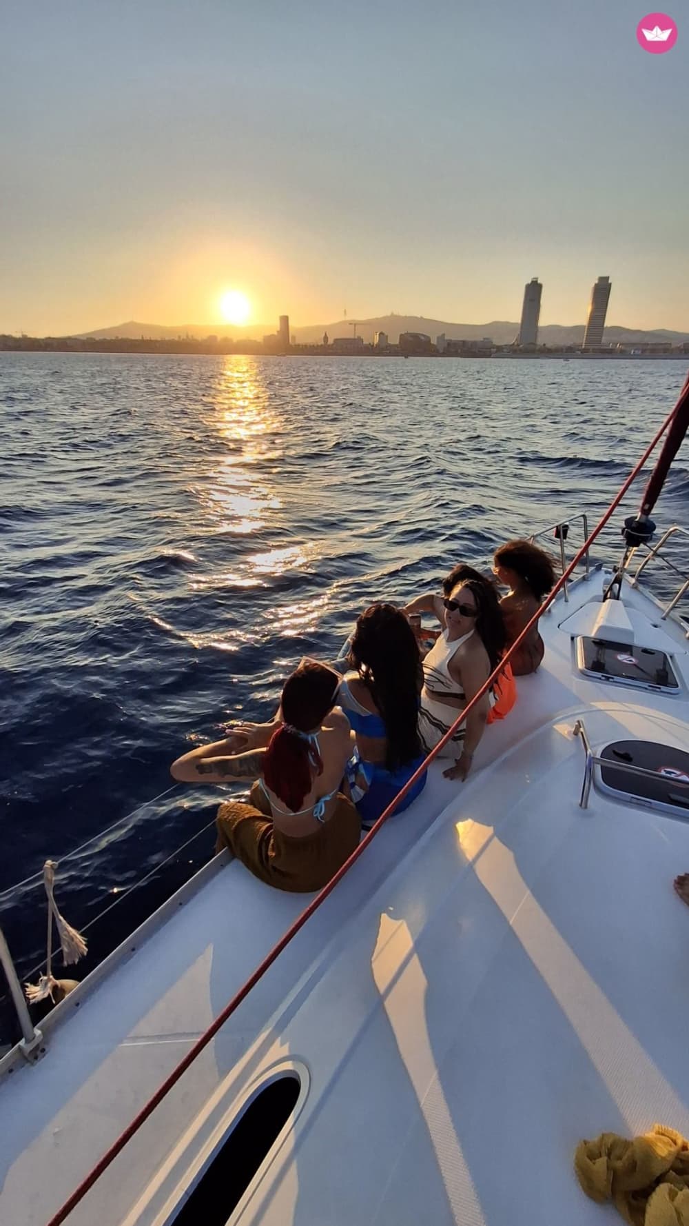 Del atardecer al estrellado: una experiencia de navegación de 4 horas en Barcelona.
