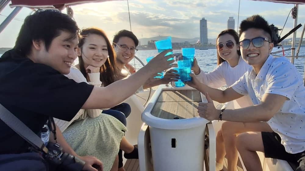 Del atardecer al estrellado: una experiencia de navegación de 4 horas en Barcelona.