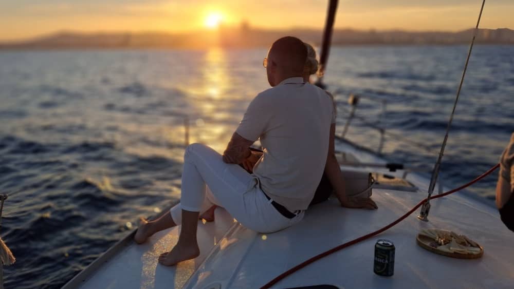 Del atardecer al estrellado: una experiencia de navegación de 4 horas en Barcelona.