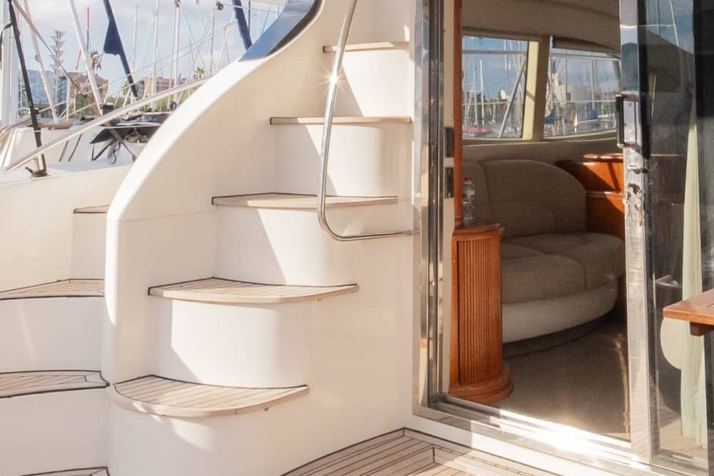 TOUR DI 5 ORE IN YACHT A MOTORE