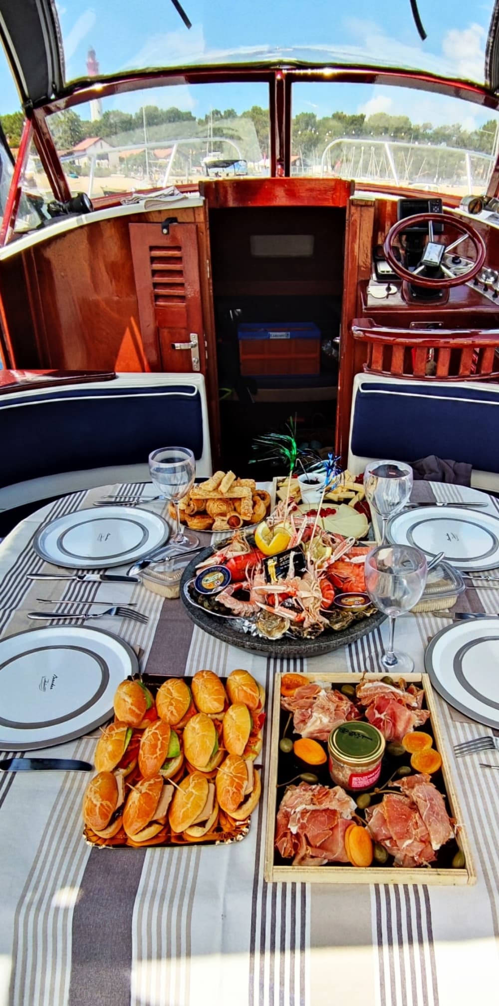 Découvrez Lège-Cap-Ferret : une demi-journée de pur plaisir en bateau à moteur