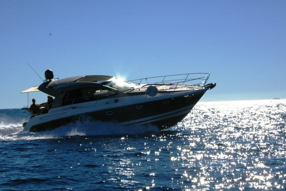 Ваш день в Санремо: Арендуйте моторную лодку и проведите целый день, исследуя окрестности.