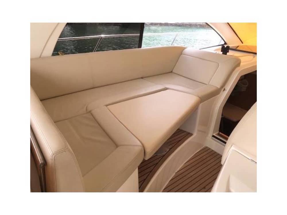 Ваш день в Санремо: Арендуйте моторную лодку и проведите целый день, исследуя окрестности.