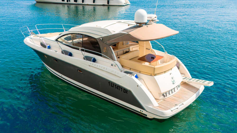 Ваш день в Санремо: Арендуйте моторную лодку и проведите целый день, исследуя окрестности.