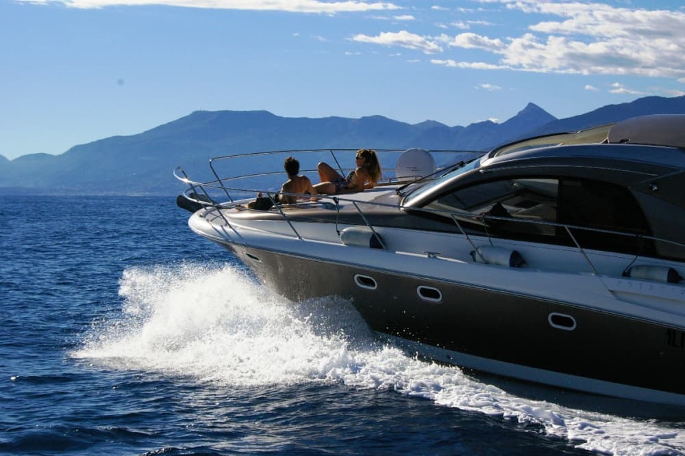 Ваш день в Санремо: Арендуйте моторную лодку и проведите целый день, исследуя окрестности.