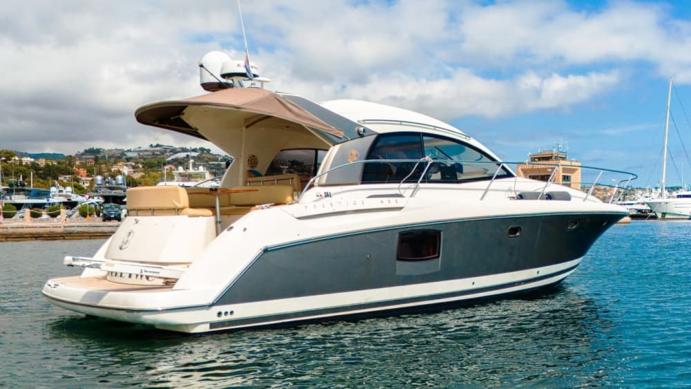 Ваш день в Санремо: Арендуйте моторную лодку и проведите целый день, исследуя окрестности.