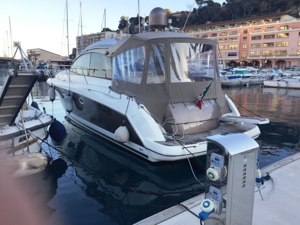 Ваш день в Санремо: Арендуйте моторную лодку и проведите целый день, исследуя окрестности.