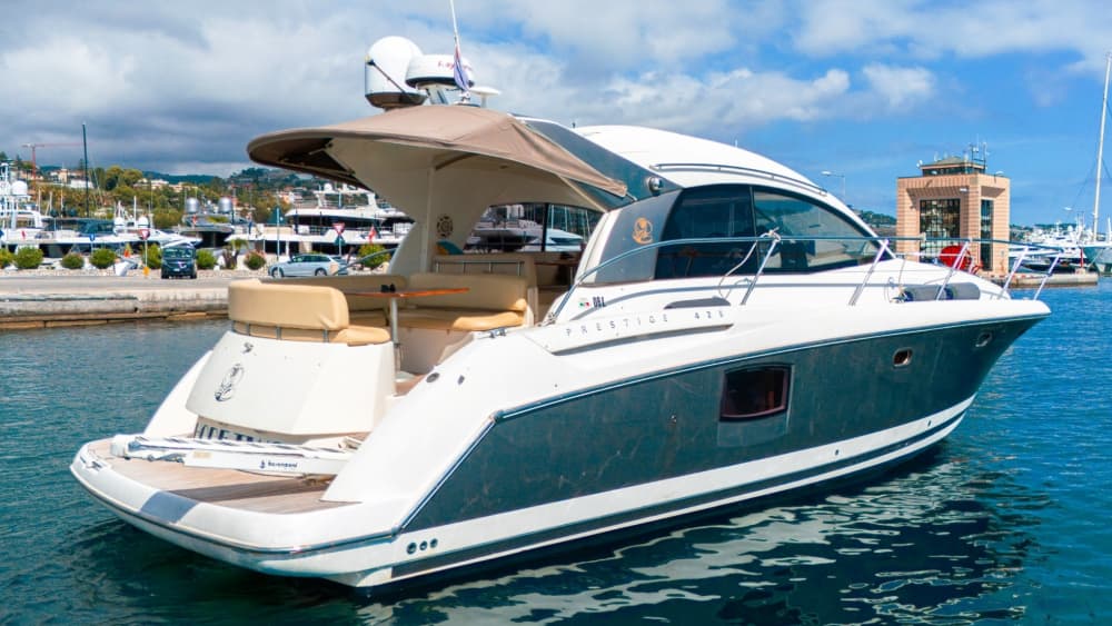 Ваш день в Санремо: Арендуйте моторную лодку и проведите целый день, исследуя окрестности.