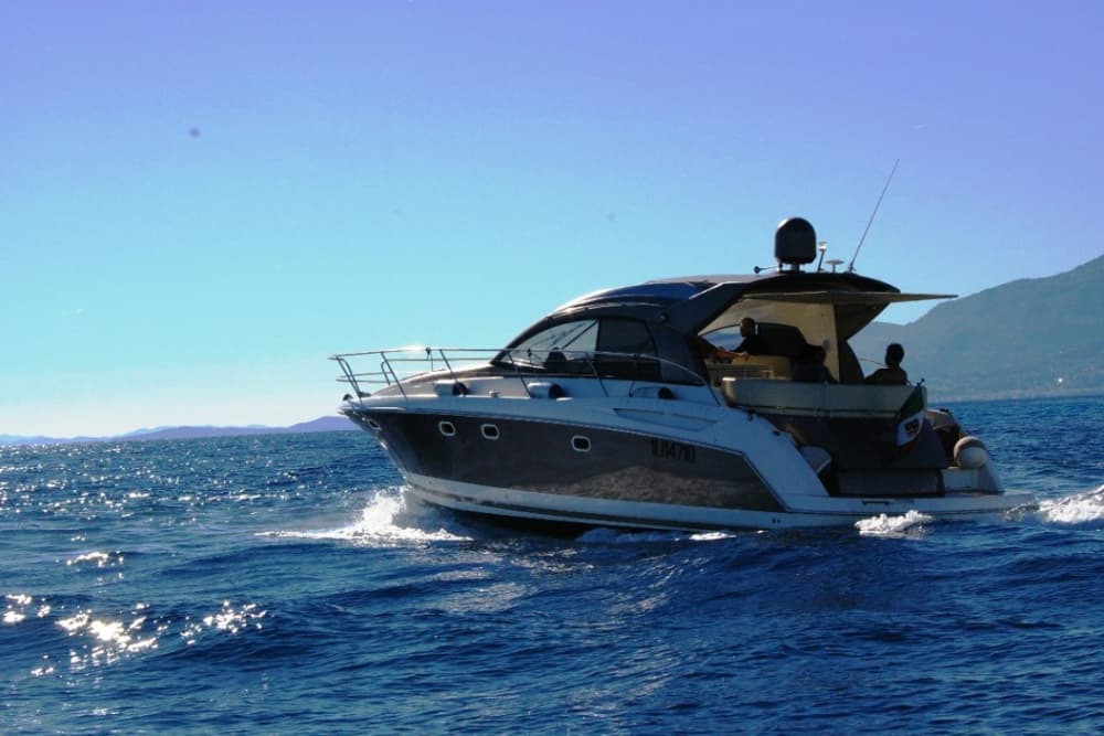 Ваш день в Санремо: Арендуйте моторную лодку и проведите целый день, исследуя окрестности.