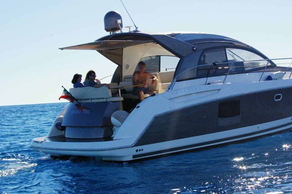 Ваш день в Санремо: Арендуйте моторную лодку и проведите целый день, исследуя окрестности.