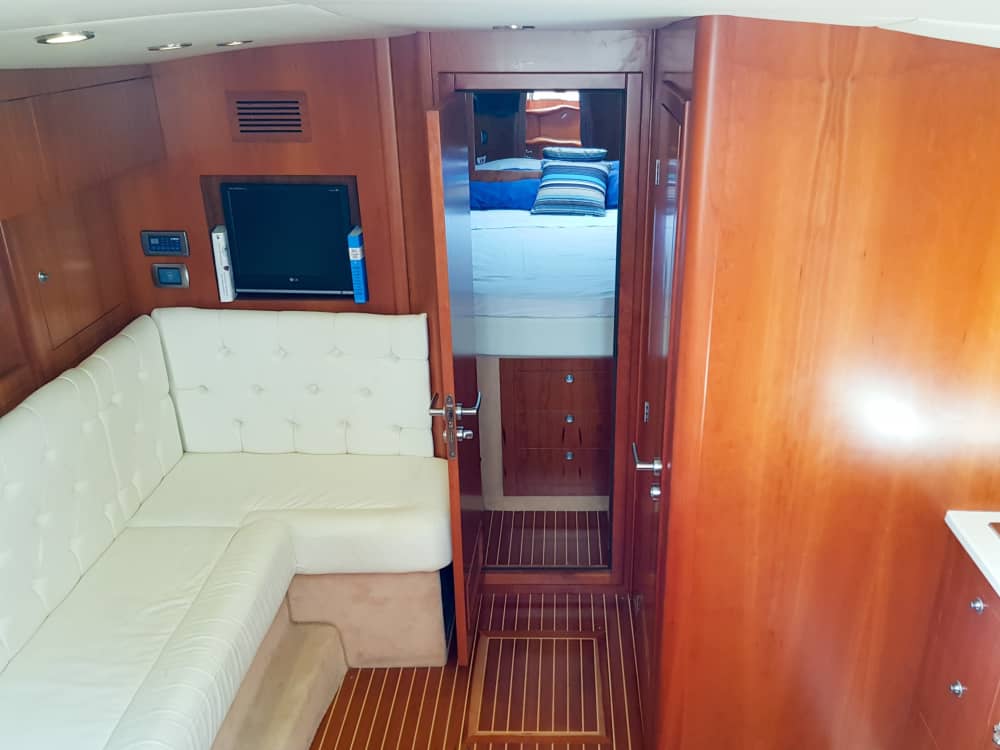 Goditi 8 ore e 30 minuti a bordo di un motoscafo per esplorare San Vincenzo.