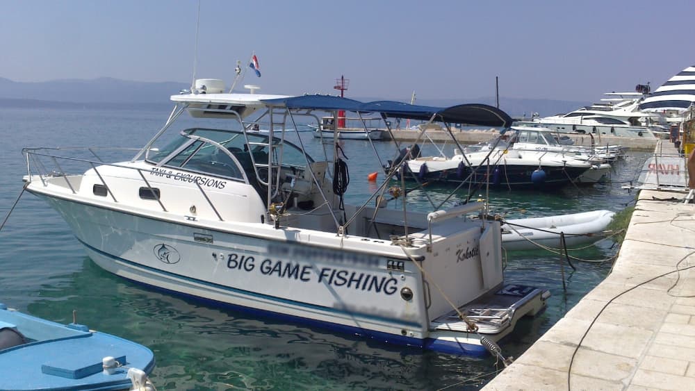 Your private motorboat for a day around Bol